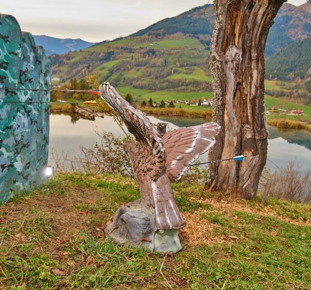 Platzierte 3D-Figur am Teich