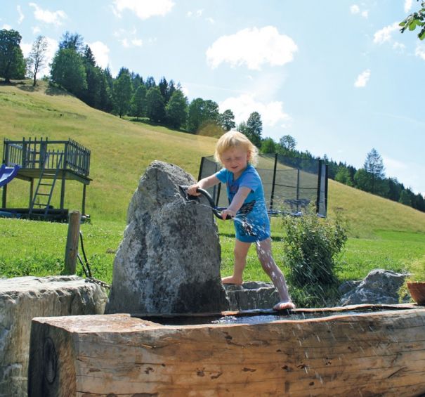 Spielen beim Brunnen