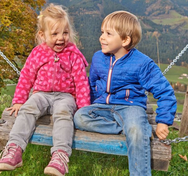 Gemeinsames Schaukeln von Kindern