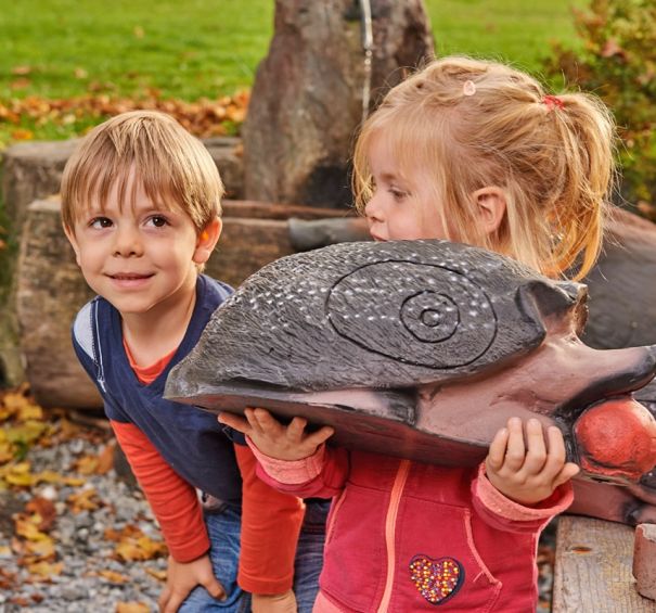Kinder spielen am Spielplatz