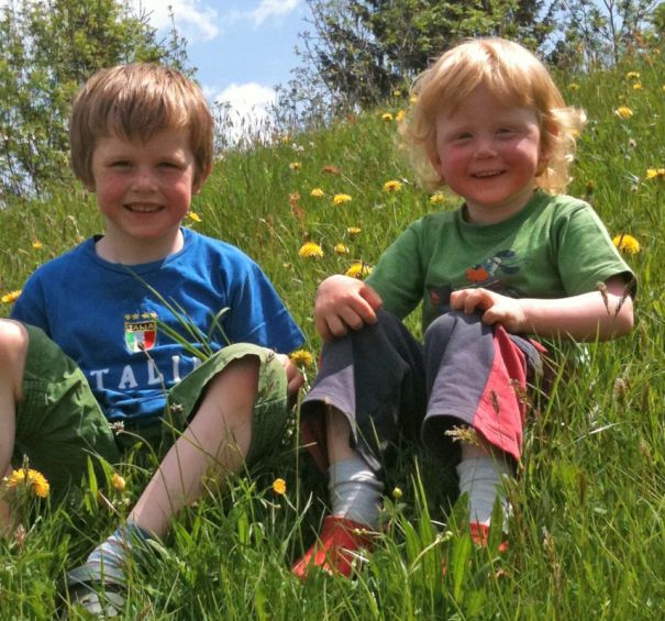 Kinder spielen auf der Wiese