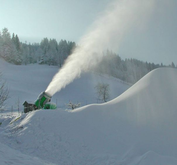 Rodelvergnügen bei jeder Wetterlage - Schneekanone im Einsatz