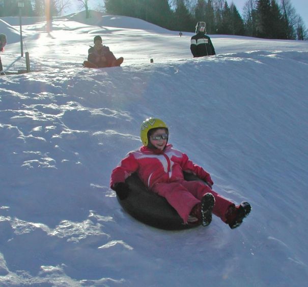 Lustige Downhill-Fahrt auf dem Snowtube